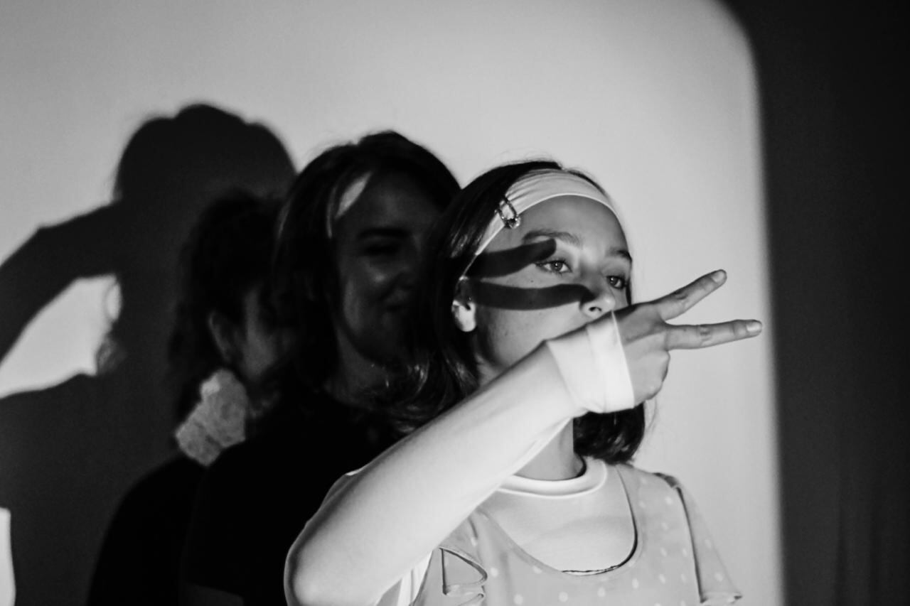 '¿Quién prendió la plancha? Y ¿por qué la dejó caliente sobre la cama?', de Ella Becerra.