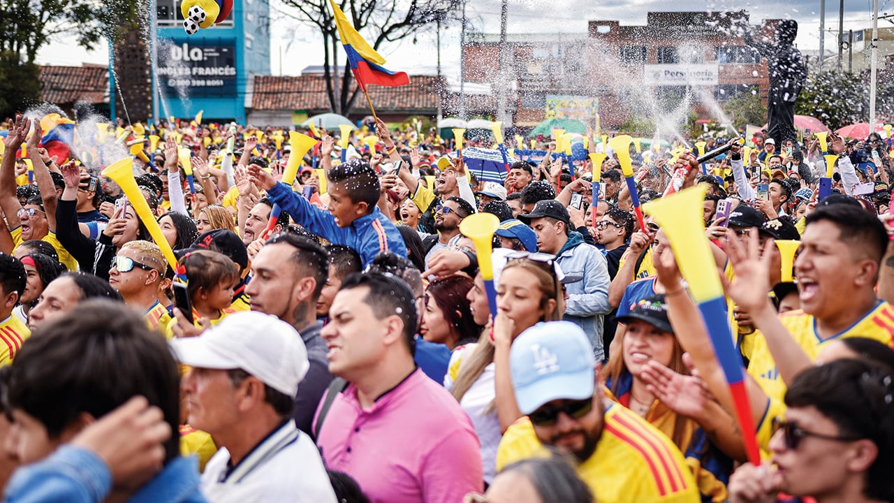 Soacha. Julio 07 de 2026. Aficionados se reúnen en el parque principal de Soacha para seguir, a través de una pantalla gigante, el partido entre Colombia y Suiza por los octavos de final de la Copa Mundial de la FIFA 2026. (Colprensa - Cristian Bayona).