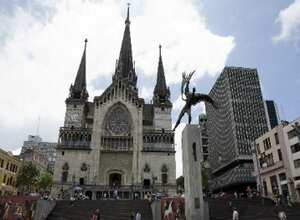 Manizales es una ciudad con actividades durante todo el año. Puede realizar planes como el ascenso al Parque Natural de Los Nevados, ir a aguas termales y participar en el Reinado Internacional del Café, así como en la Feria de Manizales.