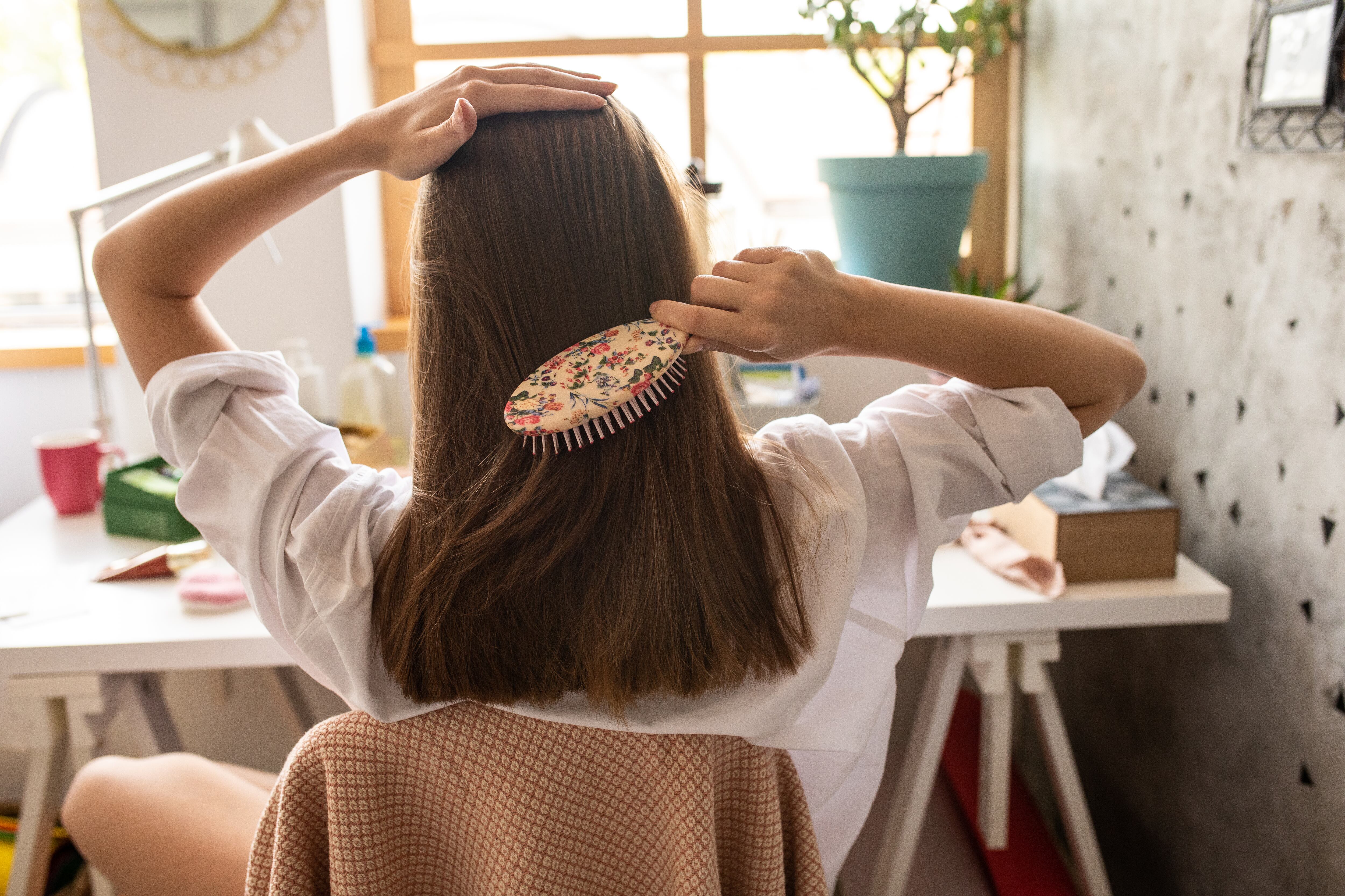 El cabello que sufre de caída debe recibir un tratamiento especial.