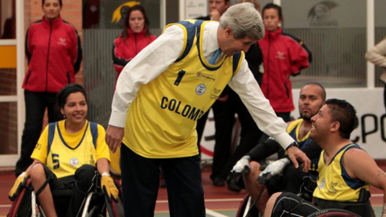 El secretario de Estado de EE. UU., John Kerry (c) , se reúne este lunes con los jugadores de la selección Colombia de Rugby en silla de ruedas, en el Centro de Alto Rendimiento, en Bogotá.