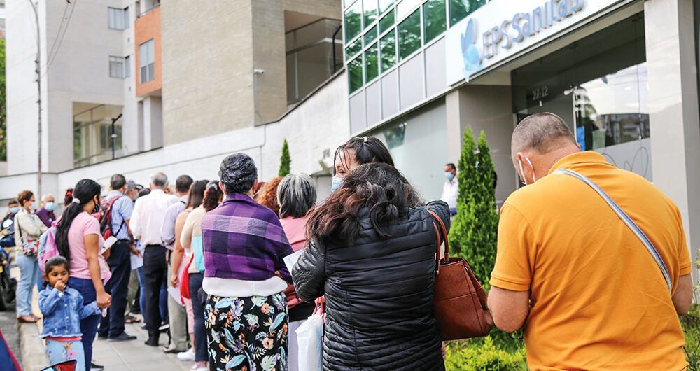 Fila para reclamar medicamentos.