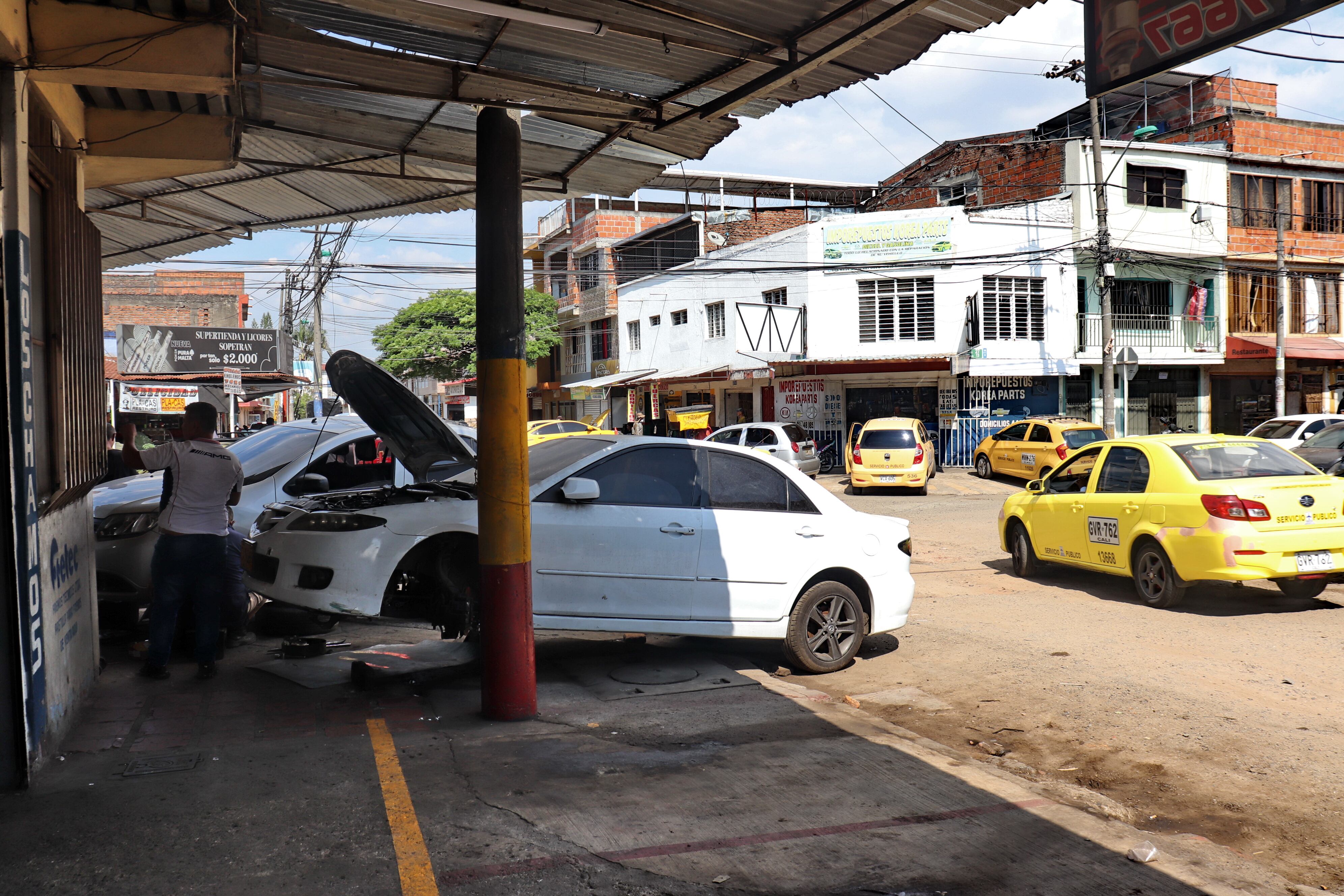 Opertaivos para cerra los talleres del barrio Benjamín Herrera en el centro de Cali tienen en riesgo a mas de mil trabajadores.