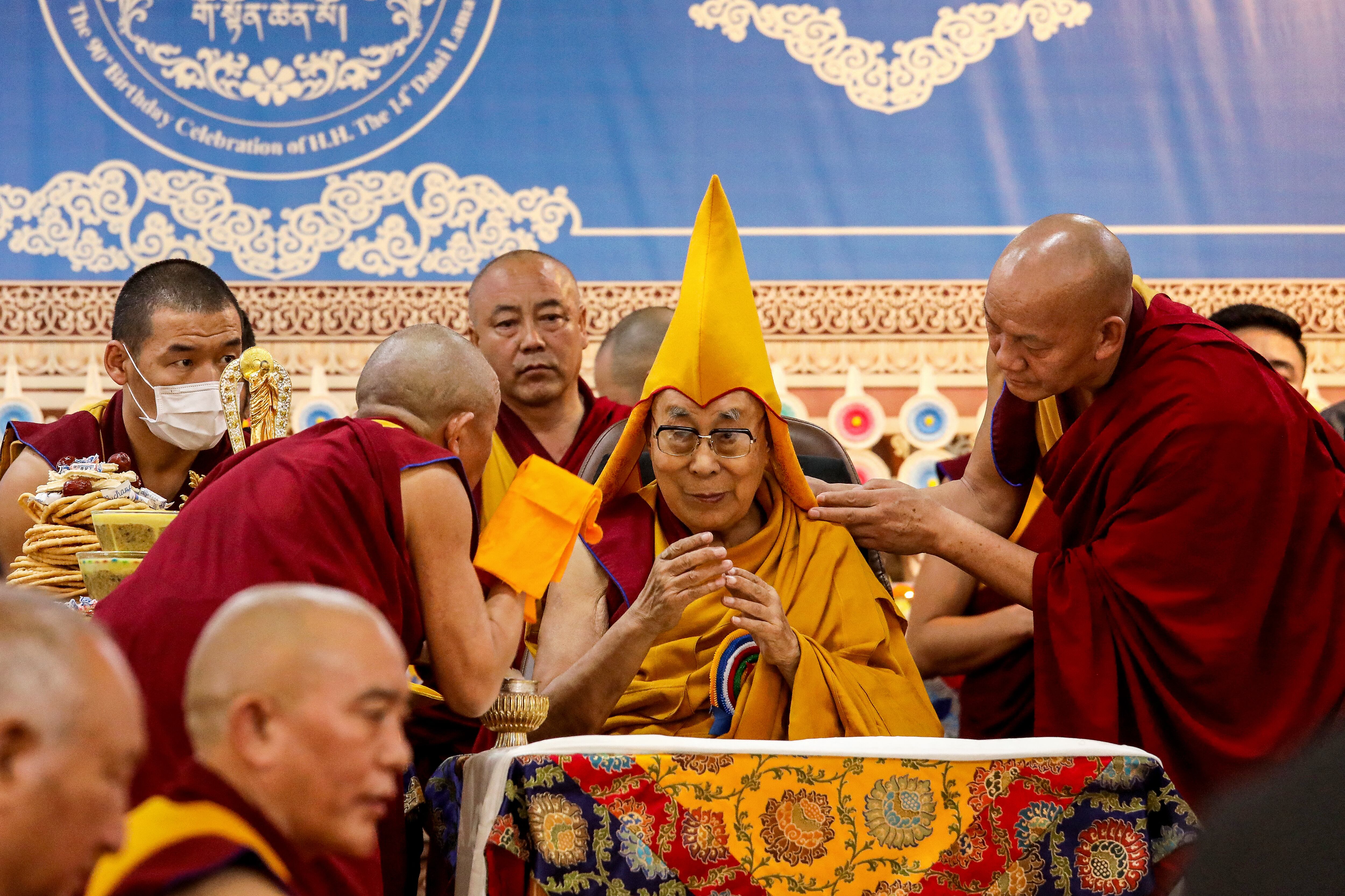 El líder espiritual tibetano, el Dalai Lama (C), asiste a una ceremonia de ofrenda de la Oración de Larga Vida en el Templo Principal Tibetano en McLeod Ganj, cerca de Dharamsala, el 30 de junio de 2025. El líder espiritual tibetano exiliado, el Dalai Lama, dio el 30 de junio