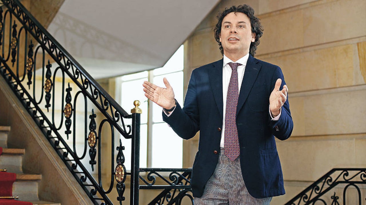 El periodista Hassan Nassar asumió como nuevo consejero de comunicaciones del Gobierno. Asegura que hoy es más moderado que antes y que trabajará en un mensaje más articulado, con énfasis en la pedagogía.