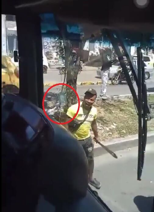 Una pareja a bordo de una moto invadió carril del MIO de Cali.