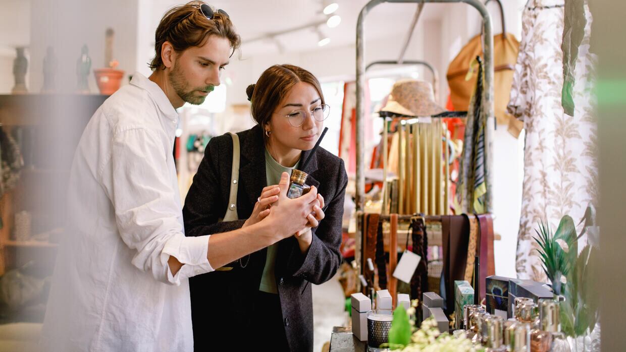 Muchas personas acuden a especialistas en aromaterapia para obtener recomendaciones y consejos personalizados sobre cuál es el aroma que más les funciona, qué tipo de sentimiento se busca o sensación para determinar cuál es el aroma perfecto.