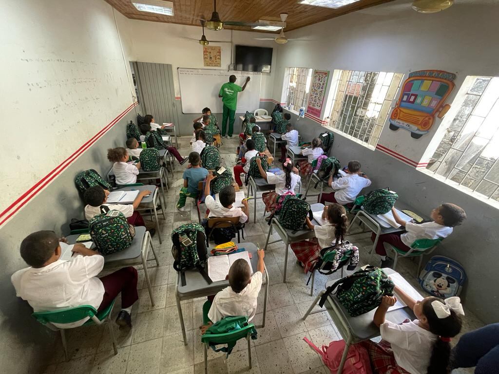 Cada paquete escolar contiene un morral, cuadernos, caja de colores, estuche con lápiz, sacapuntas, bolígrafo y borrador, botella plástica para cargar líquido, una lonchera para llevar su refrigerio y una capa impermeable con capucha que les permita cubrirse ante la lluvia.