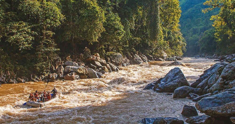 Atardecer en elrío Samaná. Los expedicionarios lo han estudiado a fondo para protegerlo de proyectos que afectarían su ecosistema.