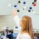 Más del 60 % de la compañía está compuesto por mujeres investigadoras y profesionales en ciencia. Foto: cortesía Avon