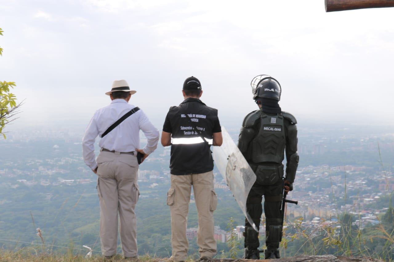 Invasores de predio en Cali se enfrentaron con la fuerza pública.