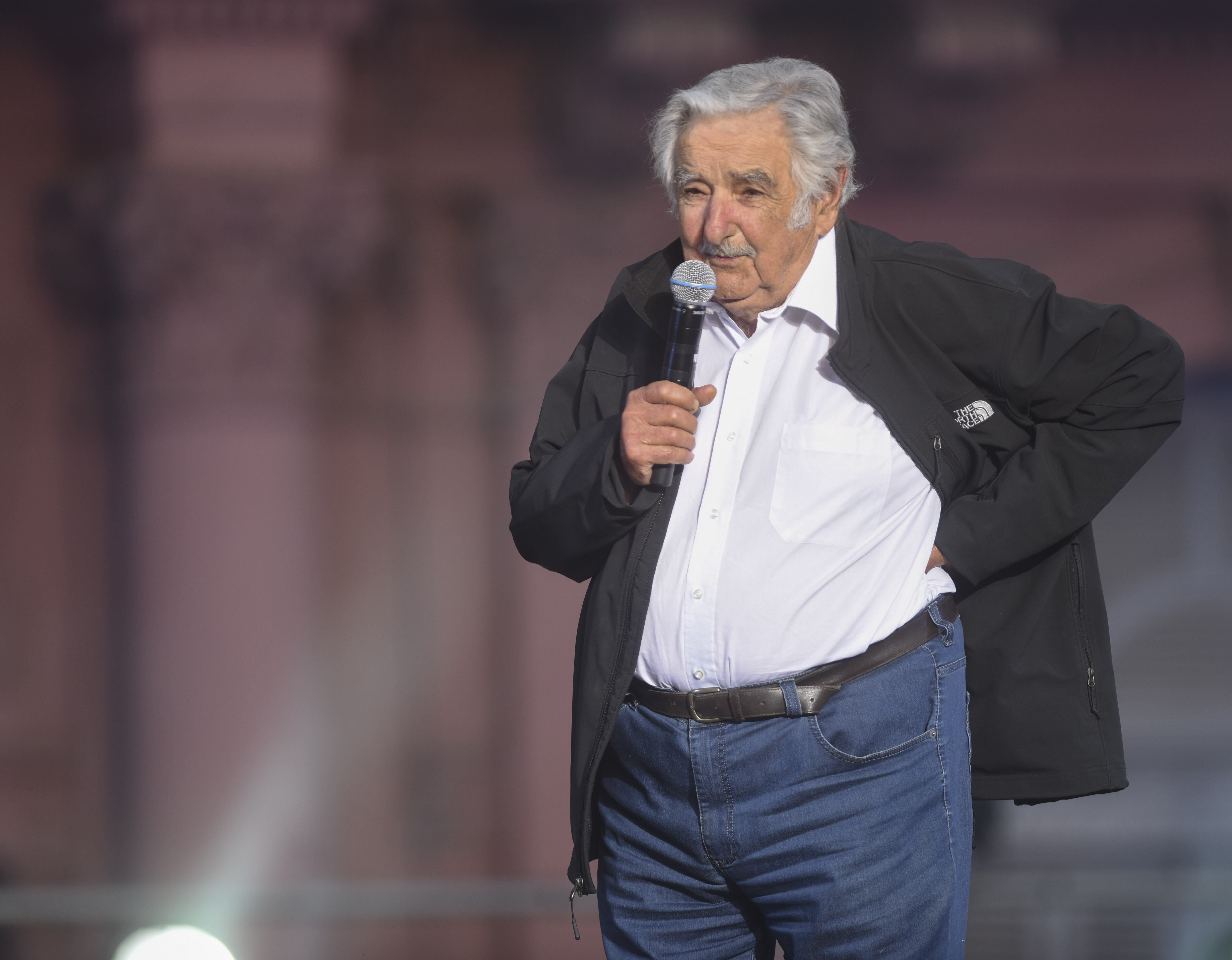 El ex Presidente de Uruguay, José Pepe Mujica, habla ante la multitud durante la ceremonia por 38 años de democracia, en Buenos Aires, Argentina, el 10 de diciembre de 2021.