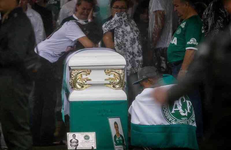 Miles de aficionados despidieron a los jugadores del Chapecoense. Foto: EFE.