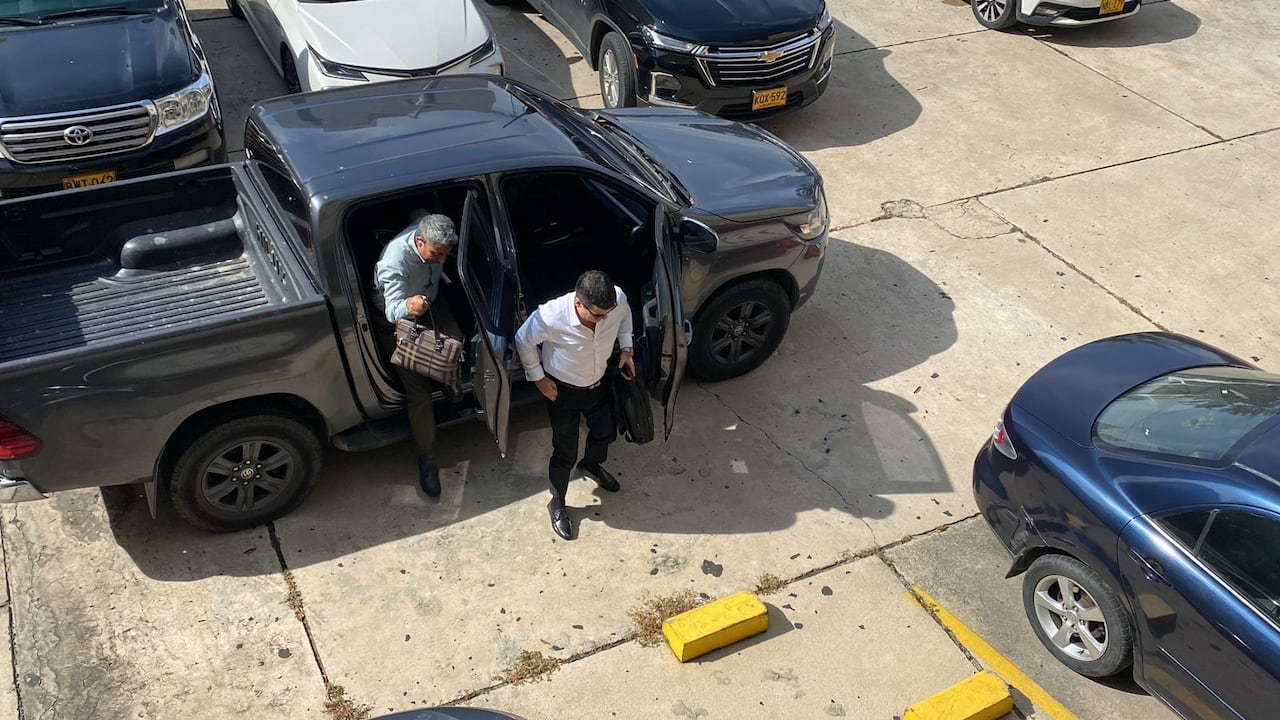 Fuertemente escoltado, en cuatro camionetas, llegó Nicolás Petro al complejo judicial de Barranquilla.
