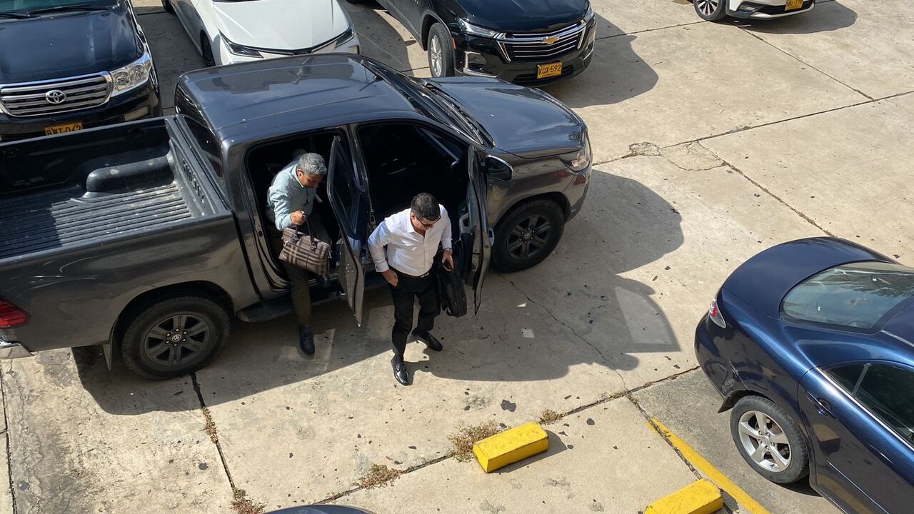 Fuertemente escoltado, en cuatro camionetas, llegó Nicolás Petro al complejo judicial de Barranquilla.