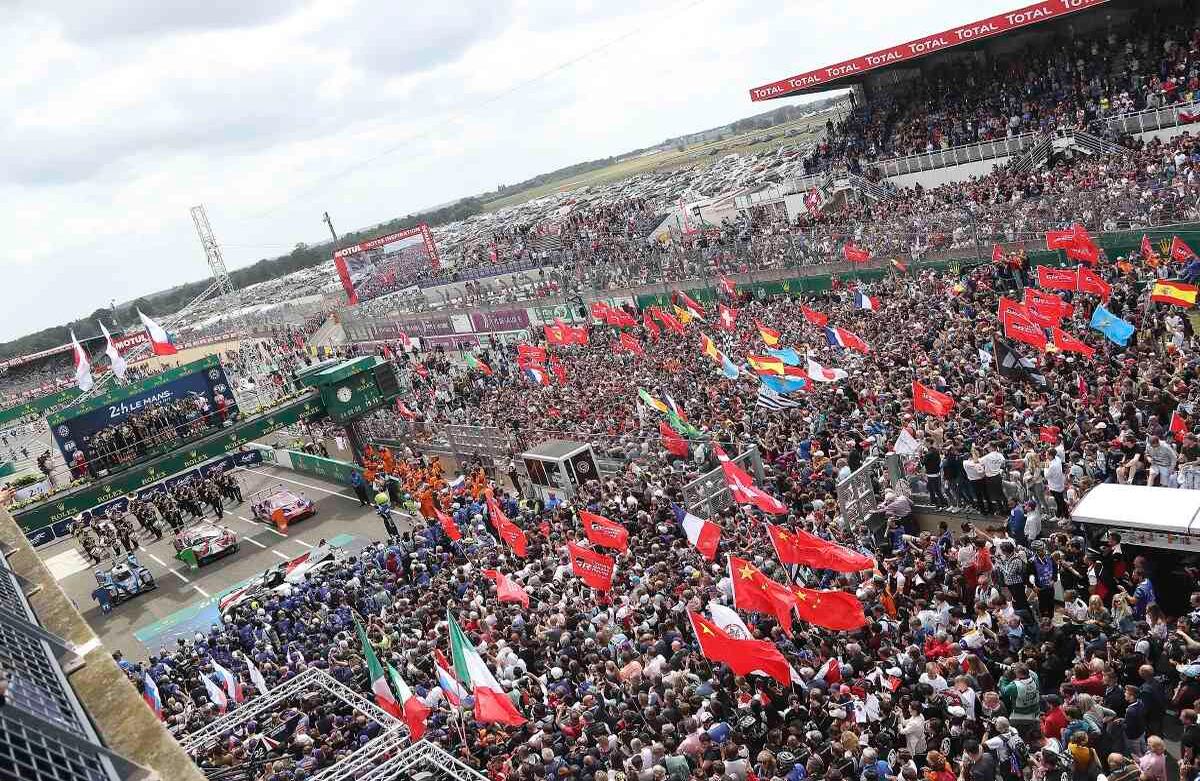 16 de junio - Aficionados y simpatizantes asisten a la pista durante la ceremonia del podio para celebrar la victoria del Toyota TS050 Hybrid No8 del Toyota Gazoo Racing Team conducido por Sebastien Buemi de Suiza, Kazuki Nakajima de Japón y Fernando Alonso al final de la 87ª hora del día de la carrera de resistencia de Le Mans. FOTO: David Vincent / AP