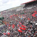 16 de junio - Aficionados y simpatizantes asisten a la pista durante la ceremonia del podio para celebrar la victoria del Toyota TS050 Hybrid No8 del Toyota Gazoo Racing Team conducido por Sebastien Buemi de Suiza, Kazuki Nakajima de Japón y Fernando Alonso al final de la 87ª hora del día de la carrera de resistencia de Le Mans. FOTO: David Vincent / AP