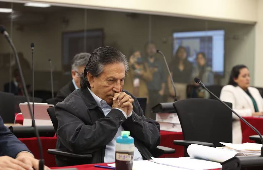 La justicia peruana sentenció al exmandatario Alejandro Toledo a dos décadas de prisión, considerándolo culpable de recibir sobornos a cambio de adjudicaciones de obras públicas durante su gobierno.