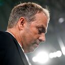El técnico de Alemania Hansi Flick deja la cancha tras la derrota en el duelo amistoso de Alemania ante Colombia en Gelsenkirchen, Alemania el martes 20 de junio del 2023.