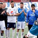 Hinchas de Millonarios en un acto de integración de barras.