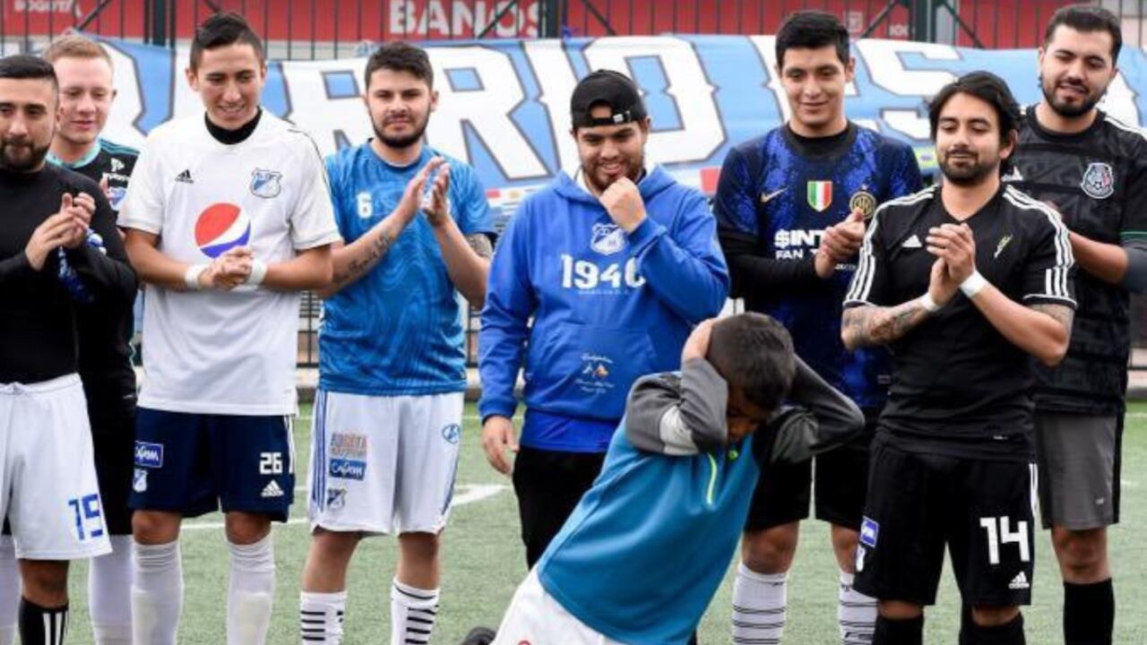Hinchas de Millonarios en un acto de integración de barras.
