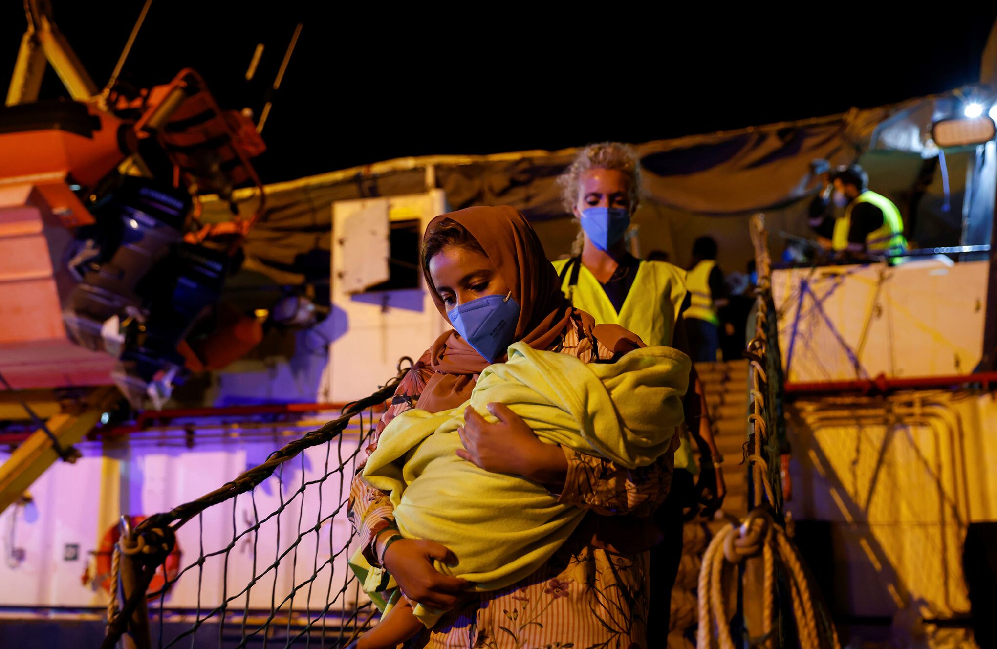 Último grupo de migrantes rescatados desembarque de la nave de rescate migrante Wee-Watch 3 en Sicilia