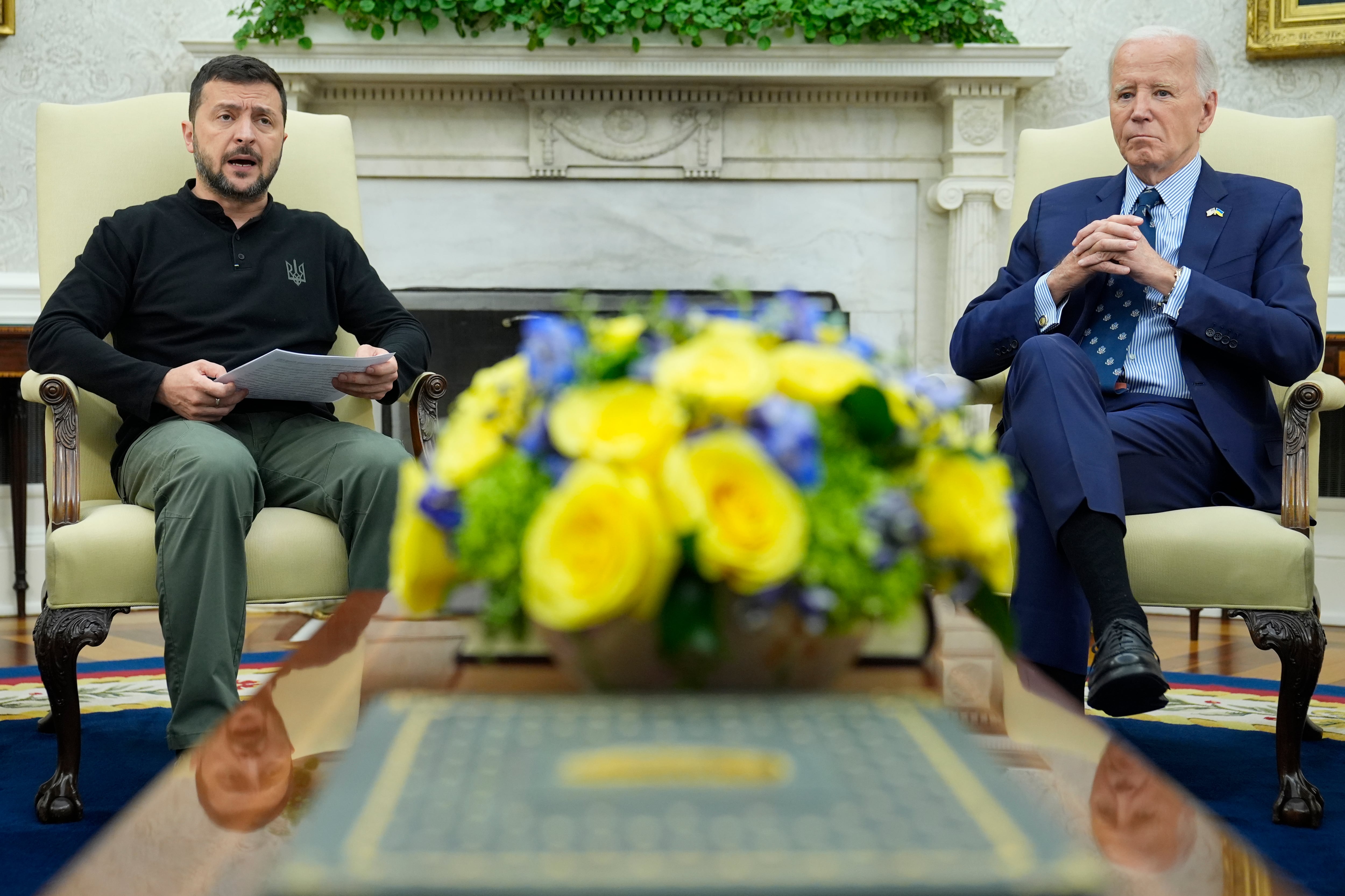 El presidente estadounidense Joe Biden (der) con el presidente ucraniano Volodymyr Zelenskyy (izq) en la Oficina Oval, en la Casa Blanca, Washington, el 26 de septiembre del 2024. (AP foto/Susan Walsh)