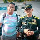 El periodista, víctima de hurto recibiendo su motocicleta después de ser recuperada