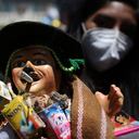 Imágenes de la Feria de Alasita, que se celebra cada año en La Paz, Bolivia. Durante esta festividad, en la que se mezclan las creencias indígenas con el catolicismo, las personas adquieren réplicas de los bienes que anhelan, desde vehículos, un amor o una casa. En esta fecha cobra importancia la figura del Ekeko, considerado el dios de la abundancia dentro de la tradición andina. Crédito obligatorio: Cortesías Luis Gandarillas. Agencia Anadolu