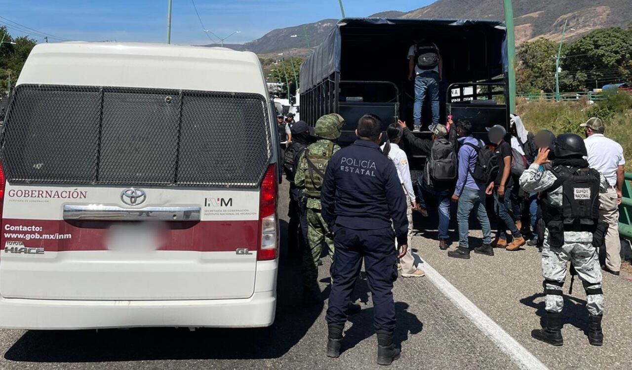 El conductor quedó a disposición de la autoridad correspondiente, mientras integrantes de Grupo Beta del INM proporcionaron agua a las personas migrantes,