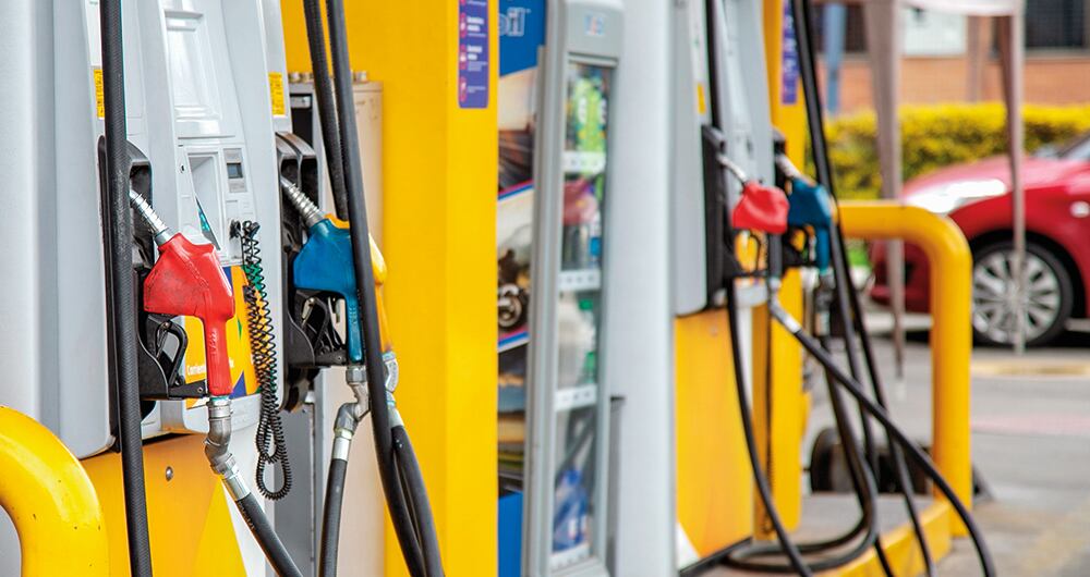     El galón de gasolina en agosto estuvo en 13.600 pesos en promedio. Al cierre de esta edición se esperaba el alza de septiembre.