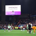Revisión del VAR durante un partido entre Liverpool y Aston Villa