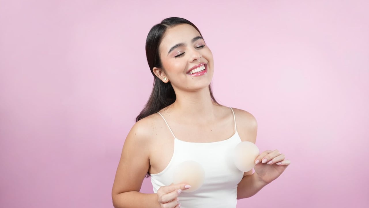 La moda sin brasier impulsa el mercado de cubrepezones de silicona