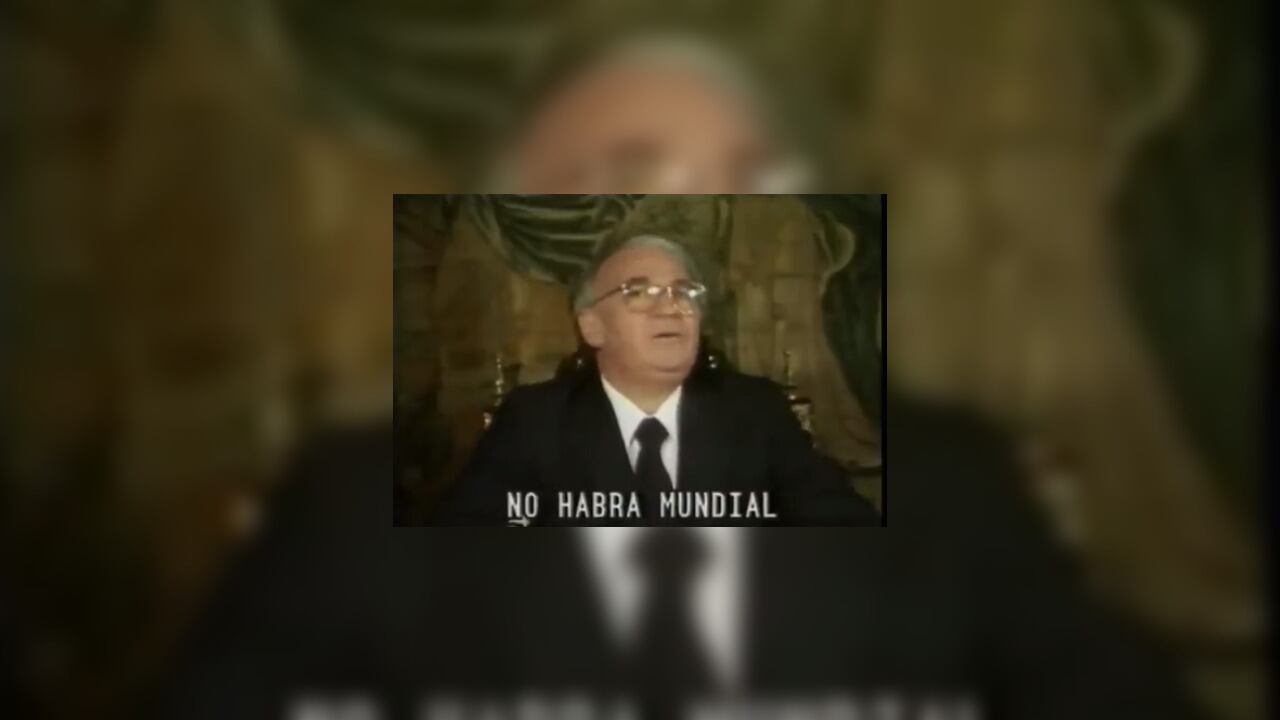 El entonces presidente de Colombia, Belisario Betancur, dirigiéndose al país el 26 de octubre de 1982. En su alocución anunció que rechazaba organizar el Mundial de la FIFA, pese a que ya tenía la sede, y que terminó en México 1986