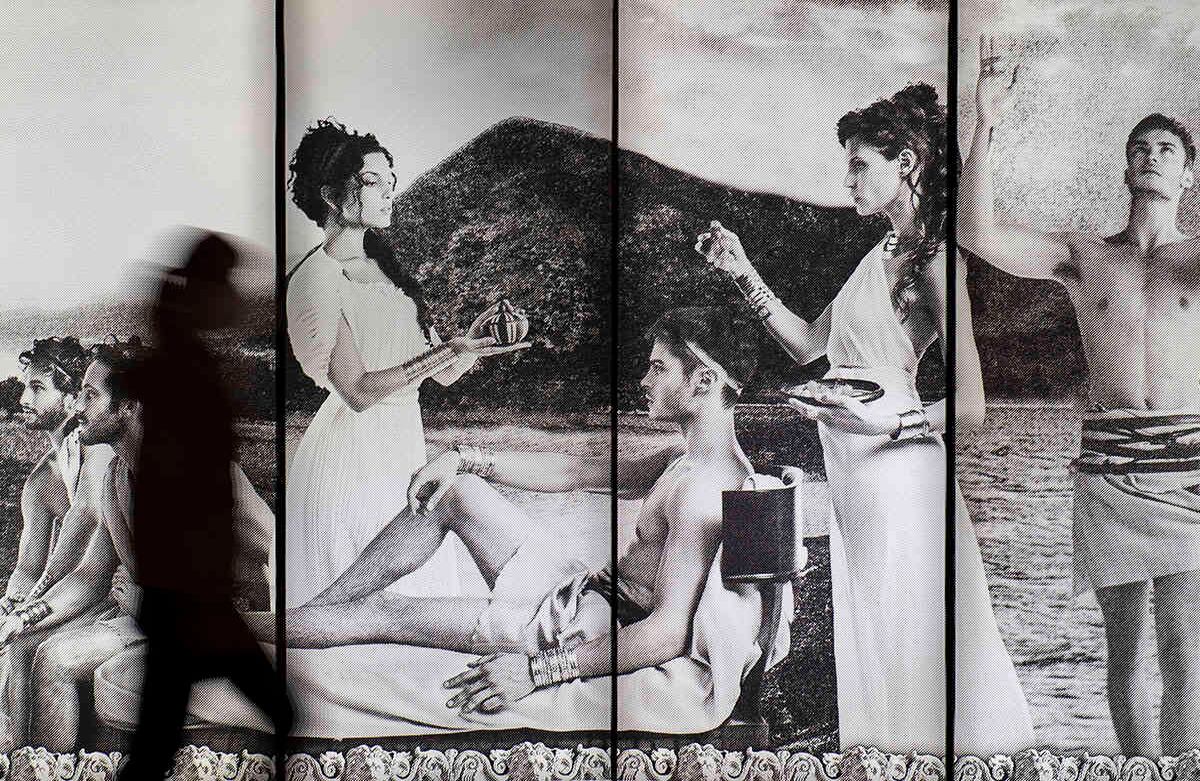 Un visitante camina por el área de exhibición al aire libre después de la reapertura de la exposición Fotografía Karl Lagerfeld. La retrospectiva; en el Museo de Arte de Moritzburg en Halle, Alemania, el viernes 22 de mayo de 2020. La exposición reúne más de 400 fotografías del director creativo, diseñador de moda, artista, fotógrafo y caricaturista alemán que vivió en París y murió el año pasado. (Foto AP / Jens Meyer)