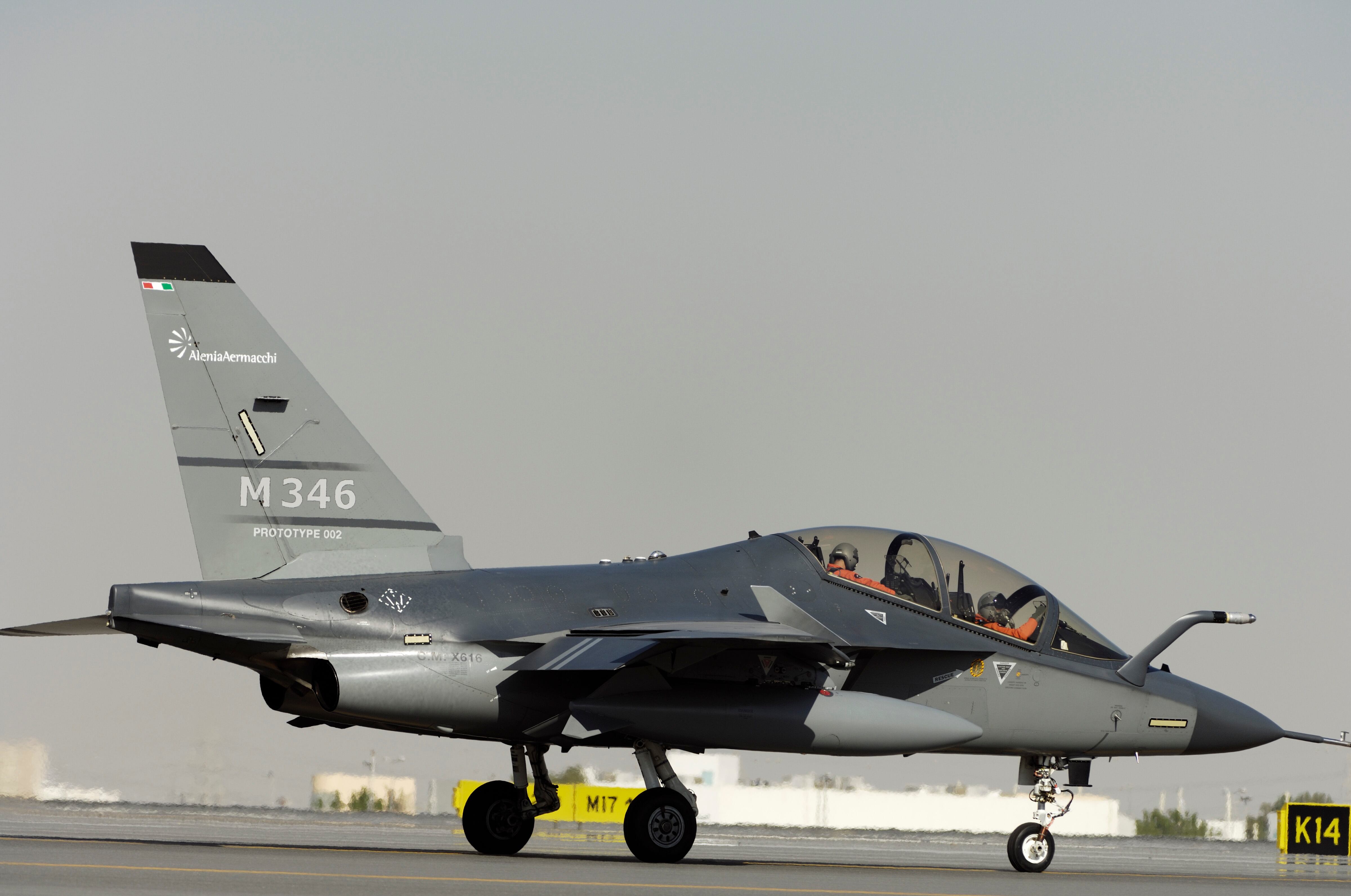 Avión M-346 rodando en el Dubai AirShow 2007