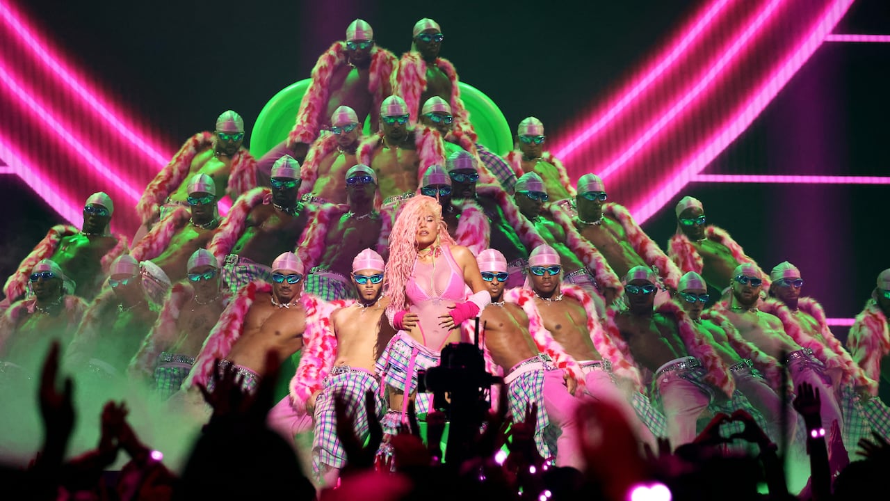 Karol G se presenta en el escenario durante los MTV Video Music Awards 2023 en el Prudential Center el 12 de septiembre de 2023 en Newark, Nueva Jersey. (Foto de Mike Coppola/Getty Images para MTV)