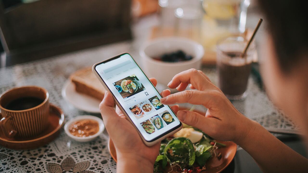 Las personas con reflujo deben evitar o moderar su consumo de alimentos con alto contenido de grasa.