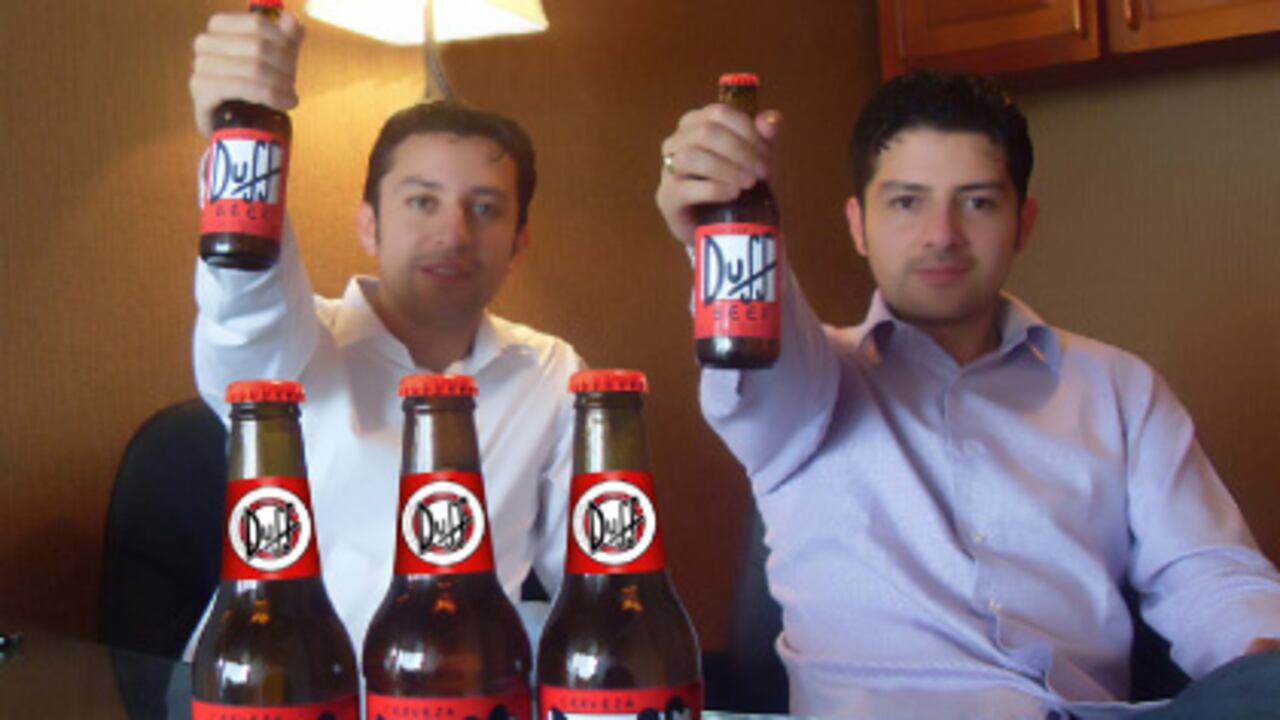 Los hermanos Álvaro y Óscar Ballesteros lanzaron en Colombia, en 2010, una cerveza idéntica a la que toma Homero Simpson. Ellos aseguran que lo que se lee en la etiqueta es Duh y no Duff.