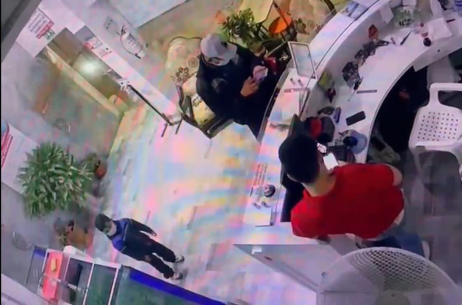 Mientras su papá reservaba la habitación, el pequeño Gabriel Esteban jugaba y miraba la pecera. Las cámaras del hotel tomaron la imagen que ahora forman parte de las pruebas.