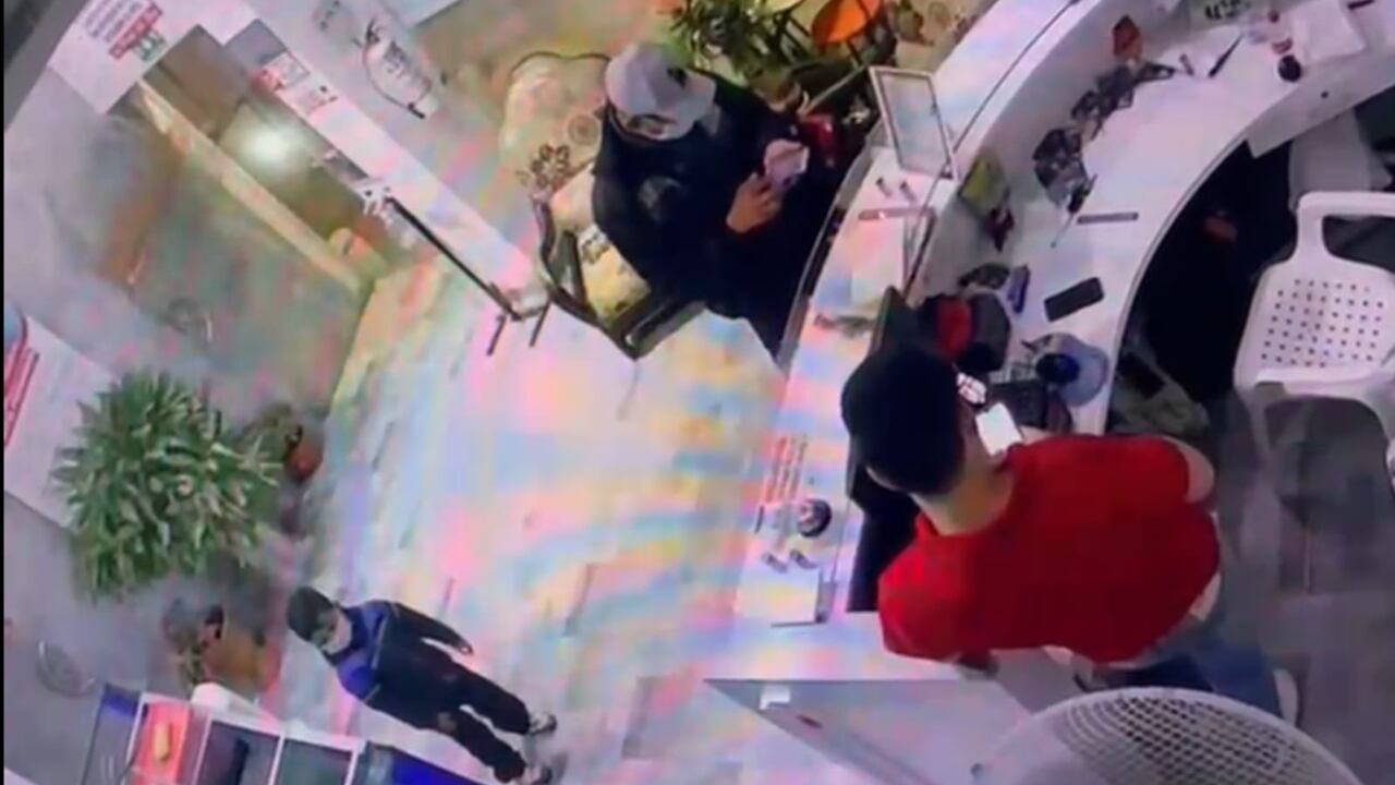 Mientras su papá reservaba la habitación, el pequeño Gabriel Esteban jugaba y miraba la pecera. Las cámaras del hotel tomaron la imagen que ahora forman parte de las pruebas.