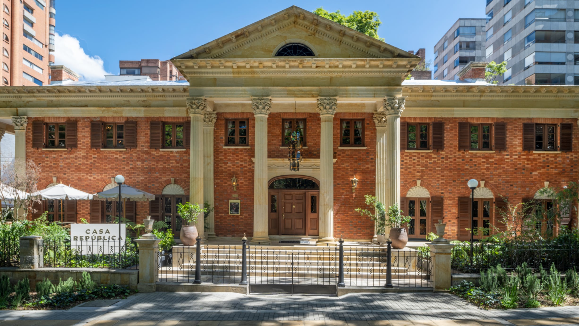 Casa República fue construida en la primera mita del siglo XX. Después de una restauración abrió sus puertas para albergar al restaurante Adriano y, más recientemente, Tapeo.