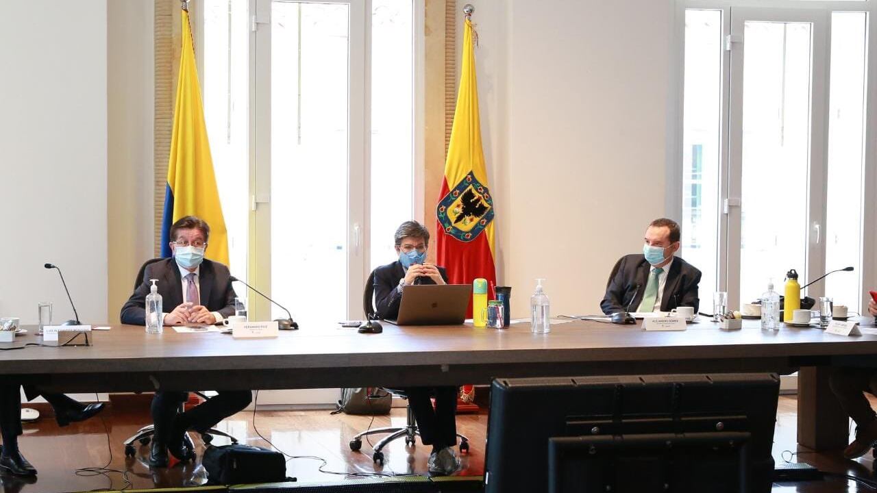 Reunión entre el Ministerio de Salud y la Alcaldía de Bogotá sobre la vacunación en Colombia y el estado de la pandemia.