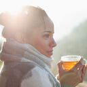 Una de las mejores formas de combatir el escalofrío es abrigarse o tomar una bebida caliente.