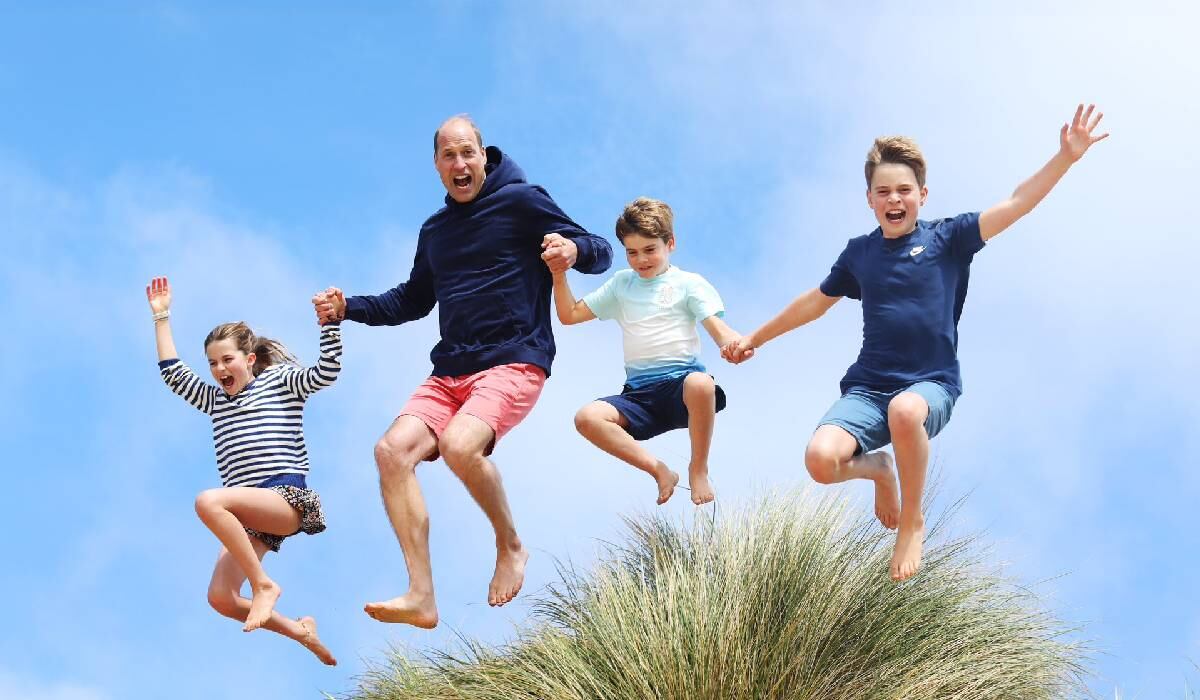 El príncipe William posa en una fotografía con sus hijos