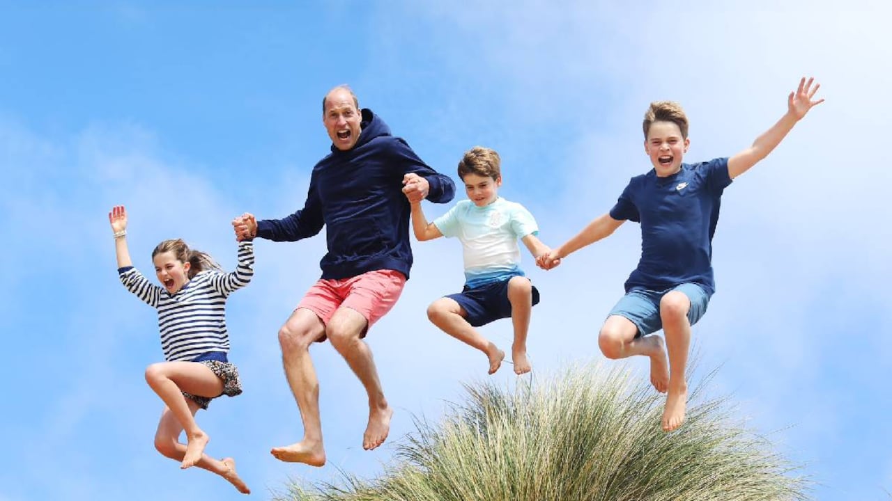 El príncipe William posa en una fotografía con sus hijos