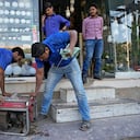 Un comerciante enciende un generador de electricidad en una tienda luego de un corte de energía en todo el país, en Karachi, Pakistán, el lunes 23 de enero de 2023. (AP Photo/Fareed Khan)