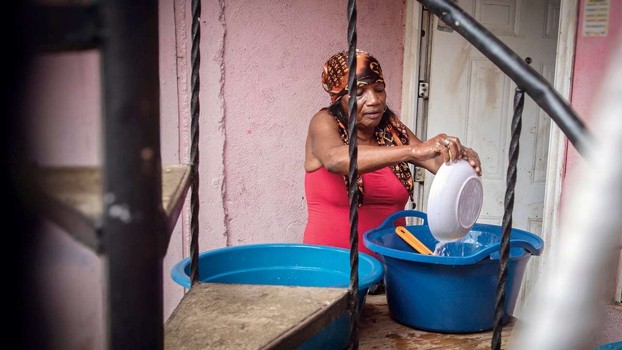 Los habitantes de San Andrés, sin agua, pasan la tarde en uno de los barrios más pobres e inseguros de la isla.