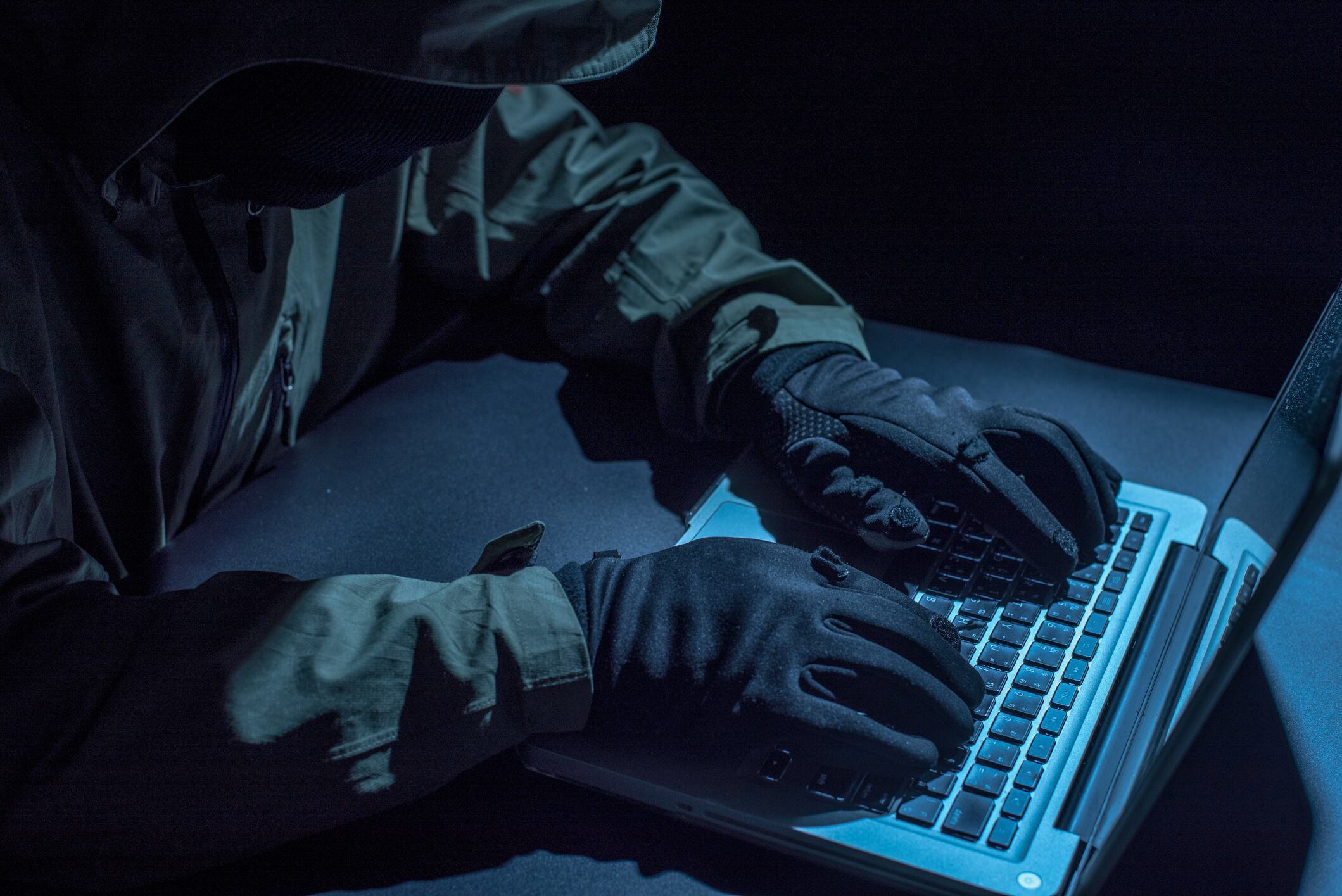 Investigadores señalaron que mensajes camuflados en texto invisible, imágenes o archivos pueden activar acciones automáticas en herramientas de IA.