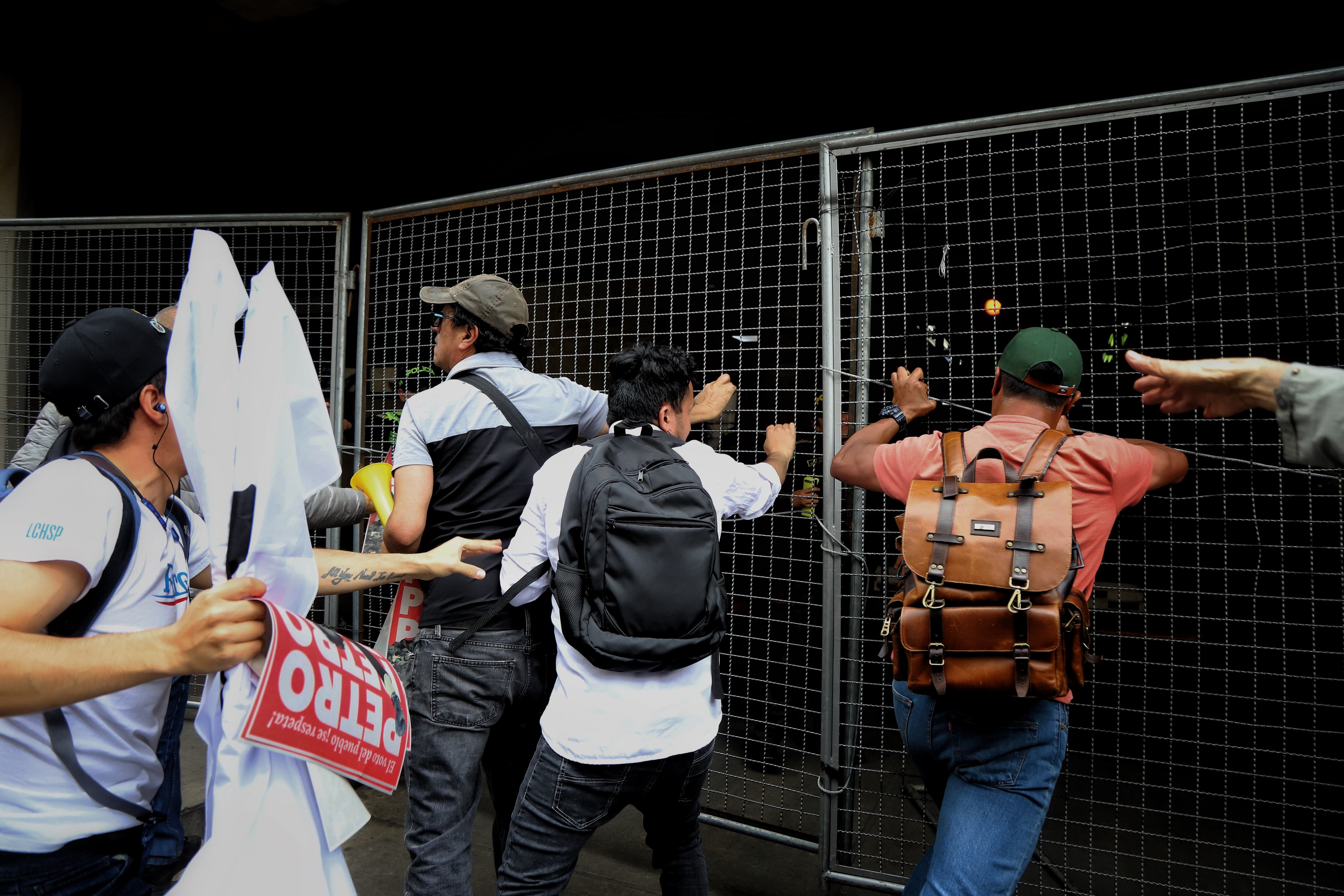 Manifestantes petristas intentan ingresar al palacio de Justicia en Bogotá